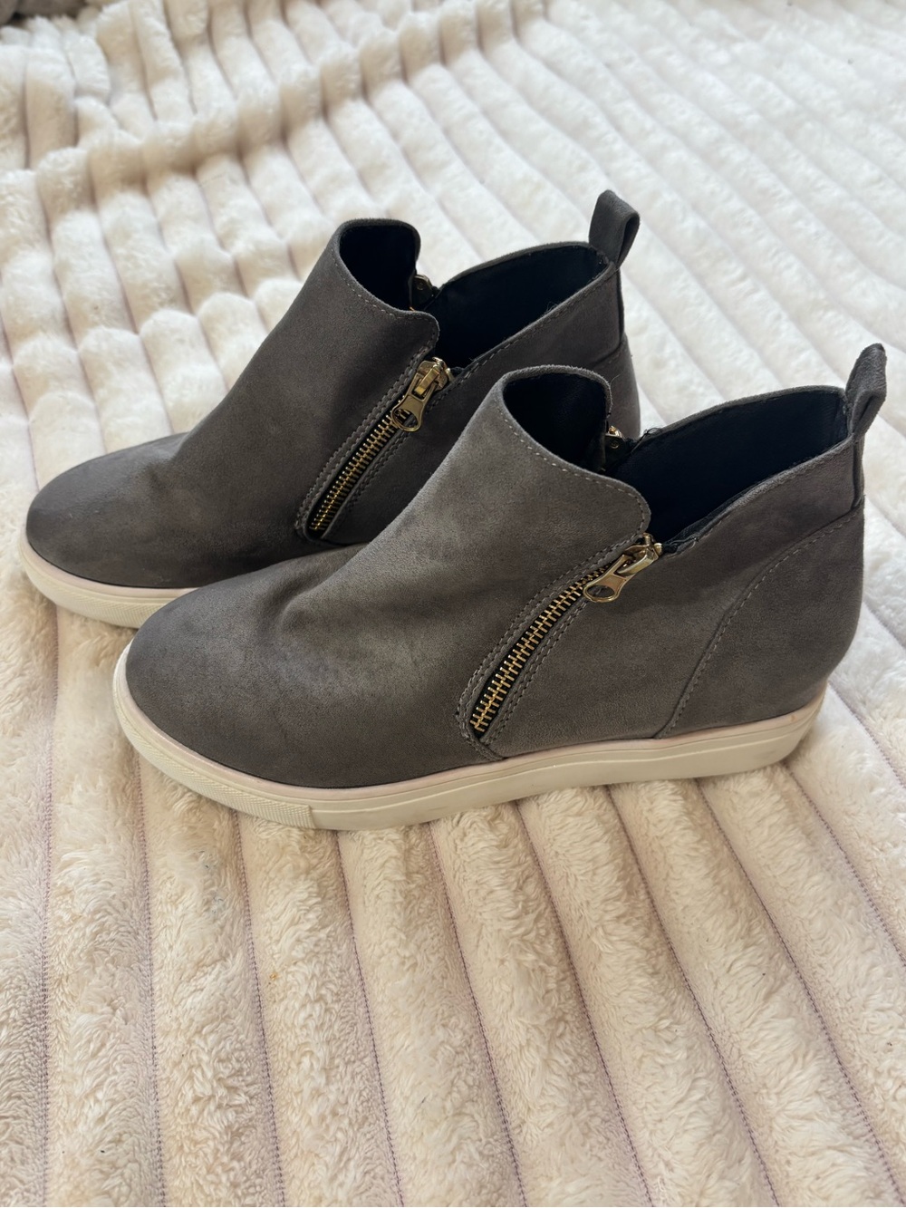 Steve Madden Women’s Size 7.5 Gray Side-Zip Low Wedge Shoes